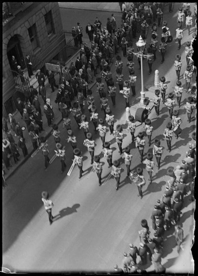 Procesión fúnebre de un militar condecorado con la Cruz Victoria, Londres, principios de los años 1930 de Charles William Prickett