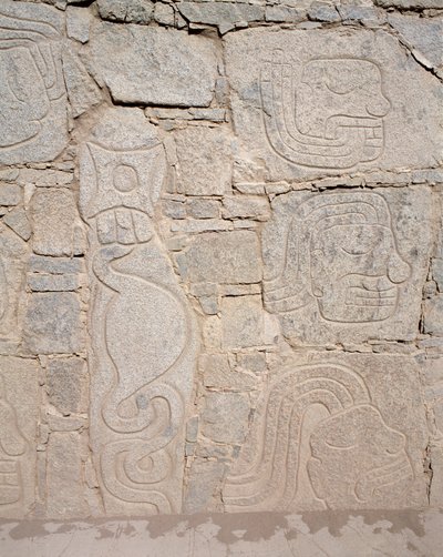Arte precolombino: relieve en ruinas, siglo IX a.C. (fotografía) de Chavin Chavin