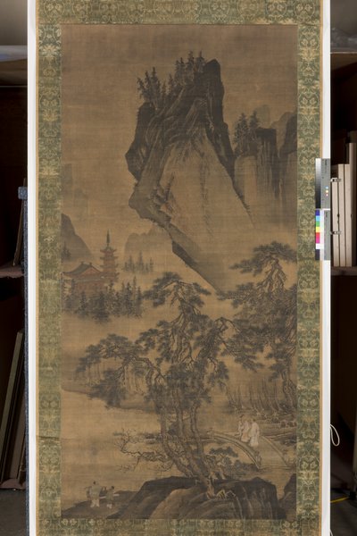 Scholars Converse on a Bridge (tinta y color sobre seda montada en seda brocada colocada sobre papel) de Chen Zhou
