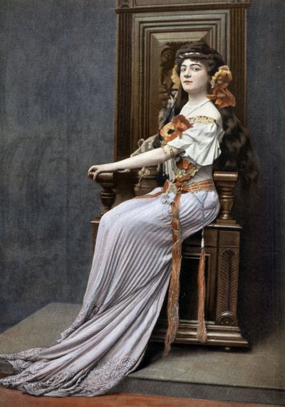 La cantante de ópera Ketty Lapeyrette (1884-1940) como Dalila en la ópera "Samson et Dalila", foto de Cheri Rousseau del periódico francés "Le Theatre" de agosto de 1908. de Cheri Rousseau