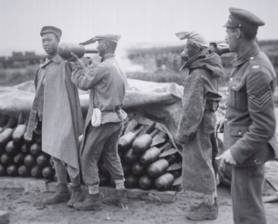 Unidad china almacenando bombas aéreas en un depósito de municiones en Francia de Chinese Photographer