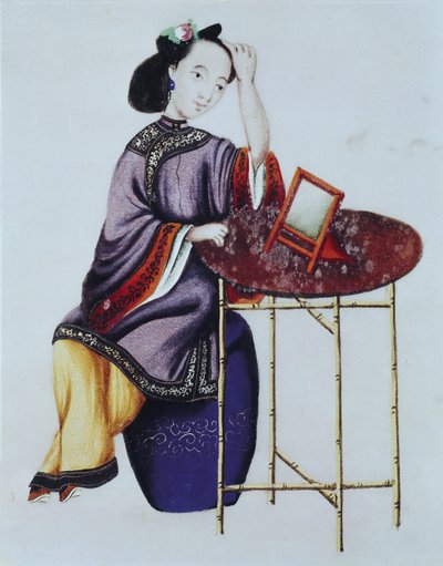 Una mujer china arreglándose el cabello, período Qianlong (1736-96) de Chinese School