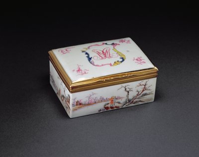 Una caja de rapé con monograma, Período Qianlong (1736-95) c.1750 (porcelana) de Chinese School