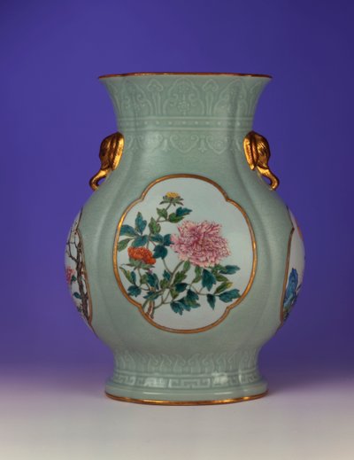 Un fino y muy raro jarrón de famille rose con fondo celadón con un esmalte dorado delineado de ciruelo y rosas, uno de los cuatro esmaltes que representan las "Flores de las Cuatro Estaciones", 1735-1795 de Chinese School