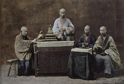 Un grupo de bonzos chinos; grabado e impreso por Gilot; 1896 por escuela china, (siglo XIX) de Chinese School