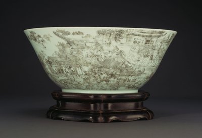Un gran cuenco de porcelana incisa que representa una escena continua de damas en los terrenos del palacio, 1796-1820 de Chinese School