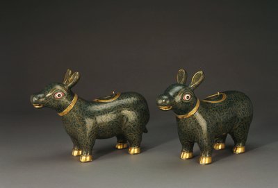 Un par de recipientes en forma de tapir de esmalte cloisonné de Chinese School