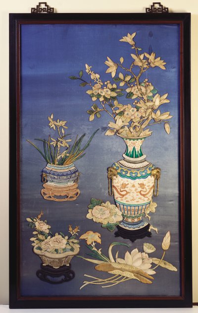 Panel de seda con jarrones de flores de cerezo, magnolia y orquídeas y una jardinera con rosas entre ramitas de loto, lirios de día y glorias de la mañana de Chinese School