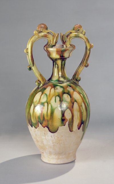 Ánfora con asas en forma de cabezas de dragón con un esmalte de tres colores, Dinastía Tang, 618-907 de Chinese School