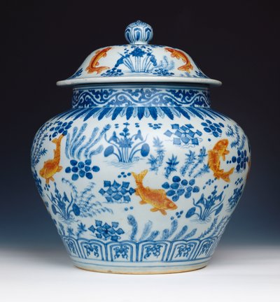 Un tarro y tapa de "Pescado" esmaltado en azul y blanco, 1522-1566 de Chinese School