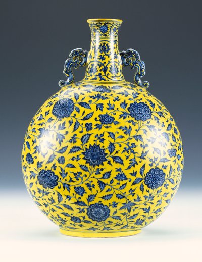 Un frasco lunar esmaltado en azul bajo vidriado y amarillo con un patrón de peonía y loto, c.1723-1735 de Chinese School