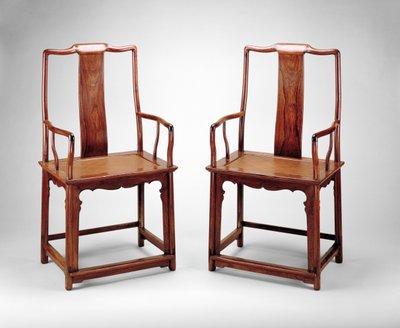 Sillones con respaldos continuos en forma de yugo, c.1600 de Chinese School