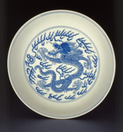 Plato de porcelana azul y blanca pintado con un dragón, marca y período de Qianlong, 1736-1795 de Chinese School