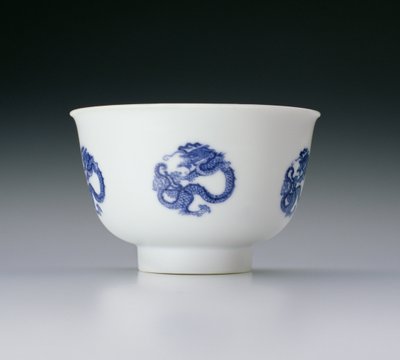 Cuenco, decorado con medallones de dragón, marca y periodo Kangxi 1662-1722 de Chinese School
