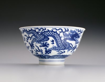 Cuenco con dragones y olas, marca y periodo Xianfeng 1851-61 de Chinese School