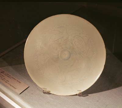 Cuenco con decoración floral incisa, de Nanchang, Provincia de Jiangxi, Dinastía Sung, siglos XII-XIII de Chinese School