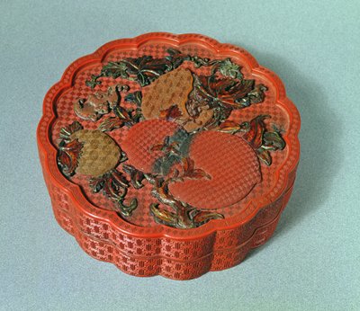 Caja con decoración ocre, verde y marrón, siglo XVIII de Chinese School