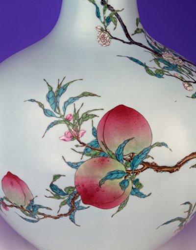 Detalle de un magnífico jarrón globular de nueve melocotones de famille rose, 1735-1795 de Chinese School