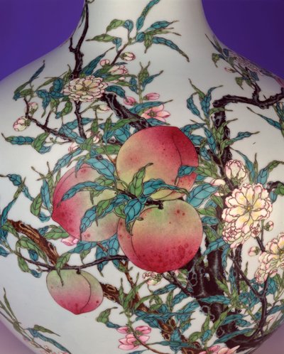 Detalle de un magnífico jarrón globular de nueve melocotones famille rose, 1735-1795 de Chinese School