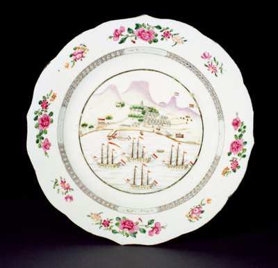 Plato de cena pintado en esmaltes Famille Rose que muestra la Montaña de la Mesa y cuatro barcos con la bandera holandesa frente al Cabo de Buena Esperanza, periodo Qianlong (1736-95) c.1770 de Chinese School