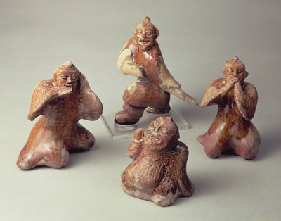 Grupo de cuatro animadores de cerámica china temprana, artefacto de tumba, Dinastía Han, 25-220 d.C. de Chinese School
