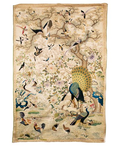 Panel Bordado con un Par de Pavos Reales y Numerosos Otros Pájaros bajo un Árbol Retorcido con Peonías y Flor de Ciruelo, Cantón de Chinese School