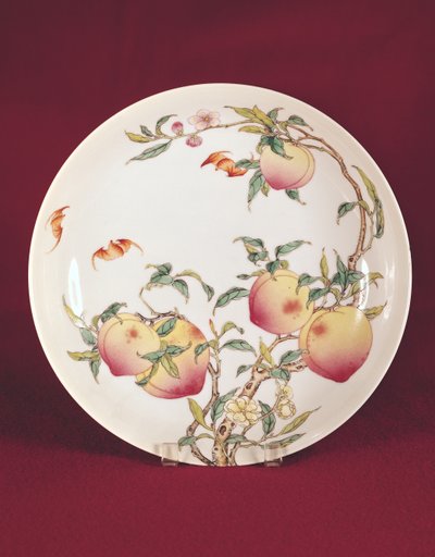 Plato famille rose decorado con un patrón de albaricoques, Dinastía Qing de Chinese School