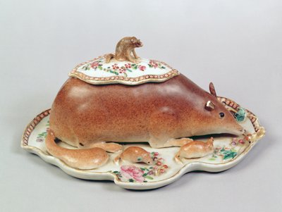 Salsera y tapa de famille rose modelada como una ardilla, período Chien Lung (1736-95) (cerámica) de Chinese School