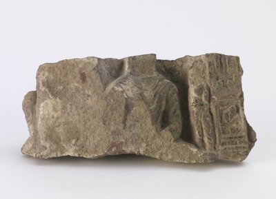 Fragmento, mostrando el torso de un Buda sentado, un Bodhisattva de pie y dos cartuchos en el frente, c.500 de Chinese School