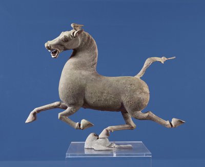 Caballo galopando con una pezuña descansando sobre una golondrina, de la Tumba en Wu-wei, Kansu, Dinastía Han Oriental de Chinese School