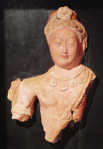 Cabeza y busto de un Bodhisattva en traje principesco, de Kumtura, Xinjiang, siglo VII-VIII de Chinese School