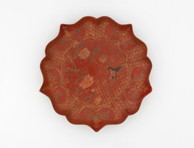 Plato lacado con decoración incisa en oro y pintada, siglo XVI-XVII de Chinese School