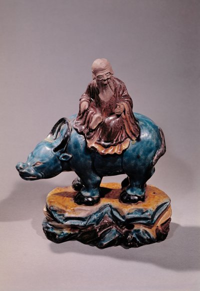 Lao-Tzu (c.604-531 a.C.) en su búfalo, dinastía Qing (cerámica) de Chinese School
