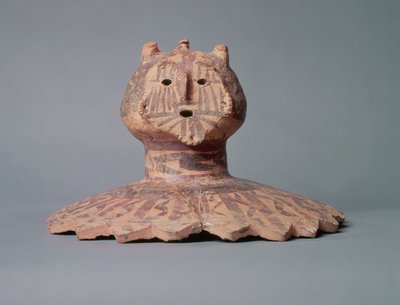 Tapa de una vasija Yangshao, posiblemente representando el rostro de un chamán, Periodo Yangshao, c.2500 a.C. de Chinese School