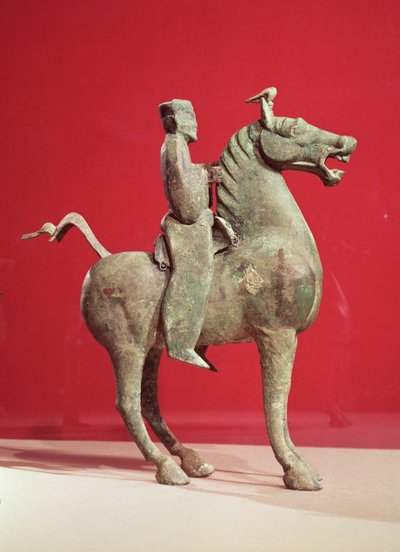 Hombre a caballo, de Wu-wei, Kansu, Dinastía Han Oriental (bronce) de Chinese School