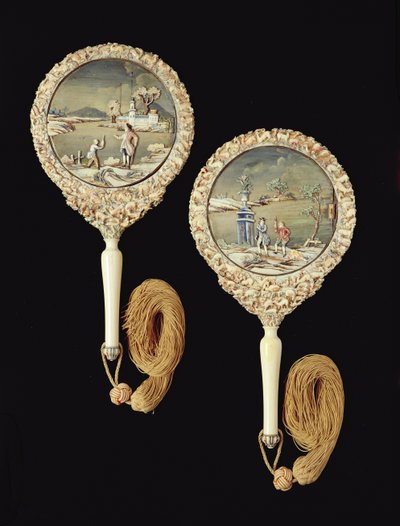 Par de espejos de mano, probablemente hechos en Cantón, período Qianlong, 1736-95 de Chinese School