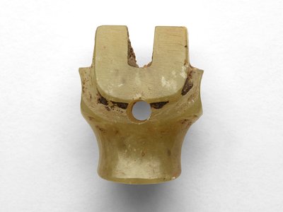 Colgante en forma de cabeza bovina, re-trabajado, c.1100-1000 a.C. de Chinese School