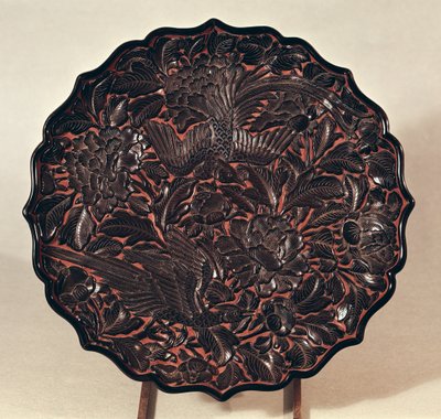 Plato con motivos florales y dos pájaros, Dinastía Yuan (1271-1368) de Chinese School