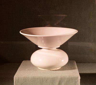Escupidera de porcelana, de Xian, Shaanxi, Dinastía Tang (618-907 d.C.) de Chinese School