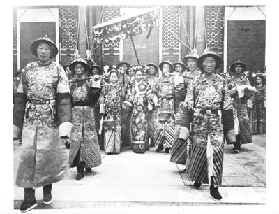 Retrato de TzU-Hsi (1835-1908) Emperatriz Viuda de China con damas de compañía y guardias de Chinese School