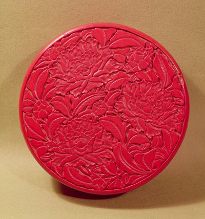 Caja de laca roja decorada con peonías, c.1426-35 de Chinese School
