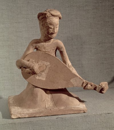 Músico sentado tocando un laúd, de la Tumba del General Chang Sheng, Anyang, Honan, Dinastía Sui, 595 d.C. de Chinese School