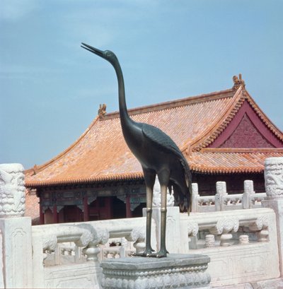 Estatua de una cigüeña con un pabellón lateral del Salón de la Armonía Suprema en el fondo, Dinastía Ming de Chinese School