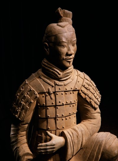Guerrero del Ejército de Terracota, Mausoleo del Emperador Qin Shi Huang, siglo III a.C. de Chinese School