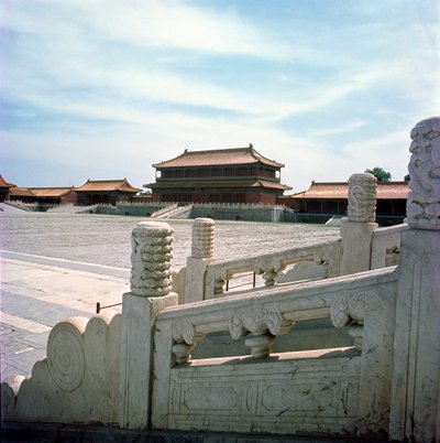 Vista de la rampa central que conduce desde el Salón de la Armonía Suprema, Dinastía Ming 1420 de Chinese School