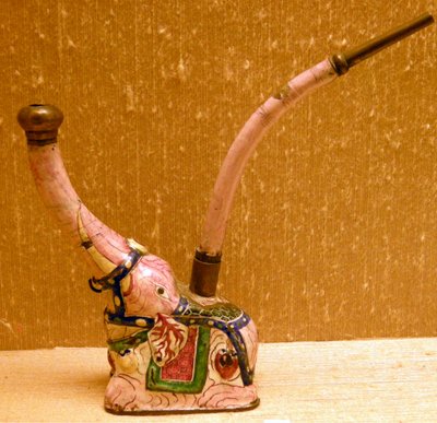 Pipa de agua con forma de elefante de Chinese School