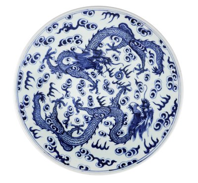 Plato blanco y azul con dos dragones de cuatro garras y llamas y nubes estilizadas, 1662-1722 de Chinese School