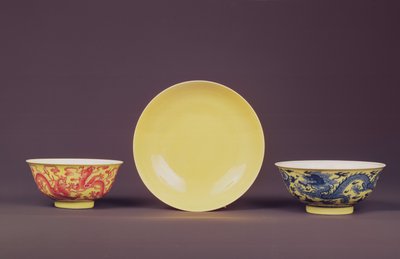 Cuenco amarillo con dragones rouge-de-fer, período Chien Lung (1736-95) (cerámica) de Chinese School