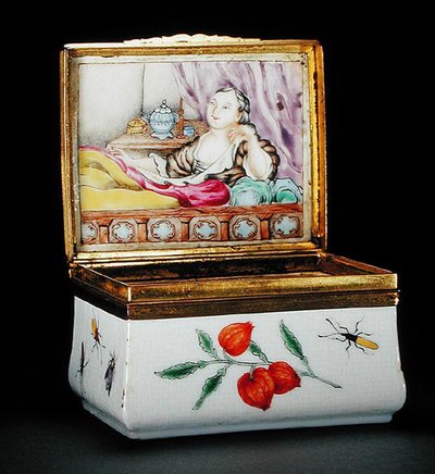 Una tabaquera armorial (porcelana) de Chinese School Chinese School