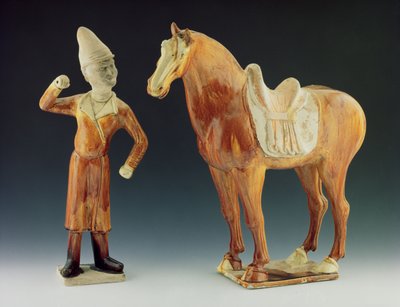 Figura de un mozo con un abrigo y un sombrero con visera con un caballo ensillado, dinastía Tang 618-906 de Chinese School Chinese School